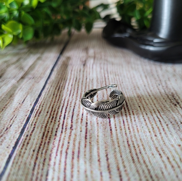 Antique Silver Feather Cuff Ring ✨️ - Picture 2 of 9